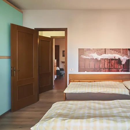 Guesthost - Little Brick House On Hills Apartment