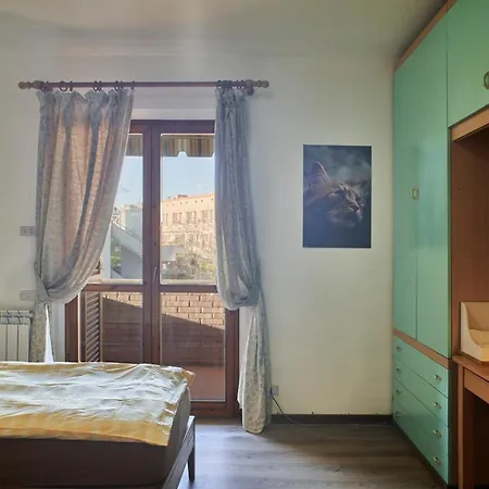 Little Brick House On Hills With Balconies Siena