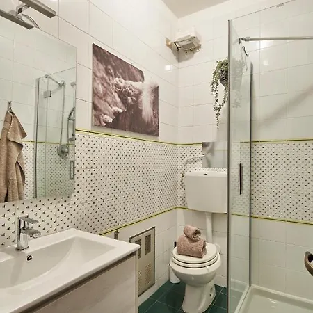 Little Brick House On Hills With Balconies 公寓