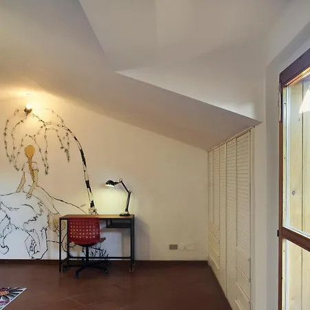 Guesthost - Little Brick House On Hills